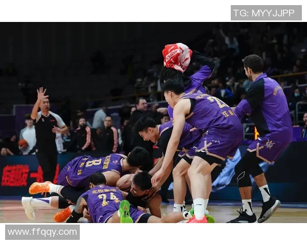 吾米提江传中助攻助力球队逆转胜利展现出色团队合作精神